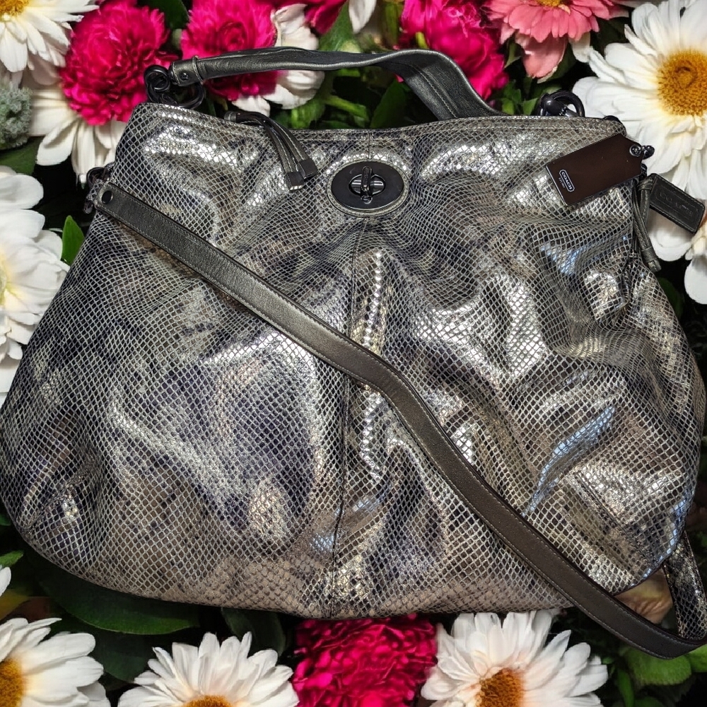 🌺💕 Vintage Coach Metallic Silver Shoulder Bag Dust Bag Included. Retail Store